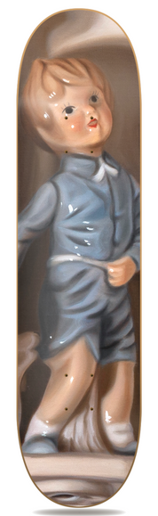 Detalle Objetos Perdidos, Niño Azul - Paula Medina - obra de Paula Medina en skate decorativo vista 2